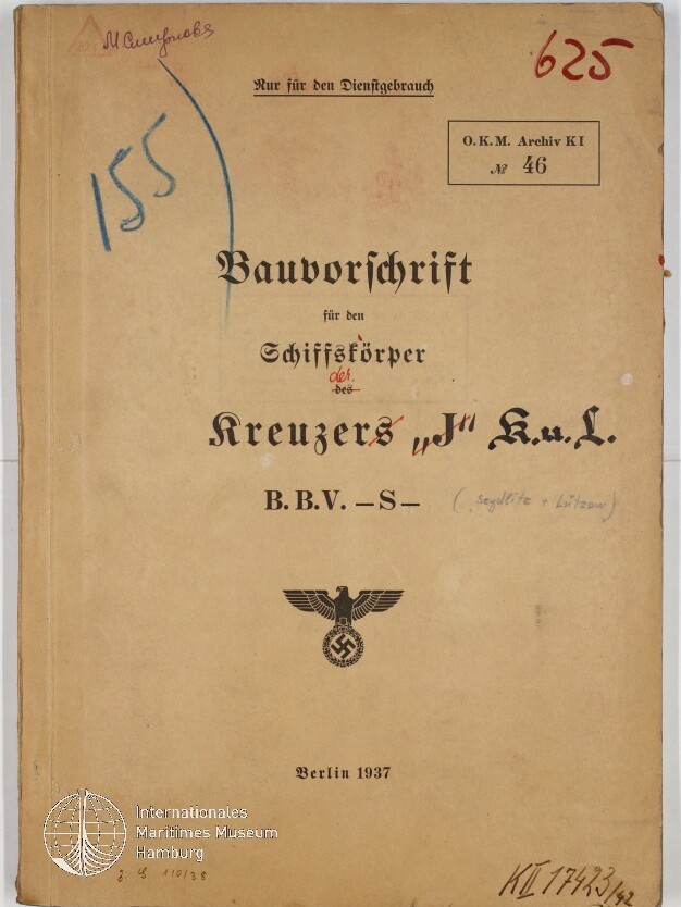 Vergilbte Titelseite einer deutschen Bauvorschrift (Berlin 1937) für den Schiffskörper eines Kreuzers mit schwarz gedrucktem Frakturtitel, roten und blauen handschriftlichen Markierungen, Stempel 