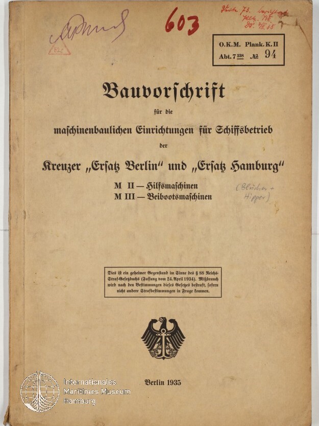 Umschlag einer deutschen Dienstvorschrift (Berlin 1935) mit Frakturtitel „Bauvorschrift“ für maschinenbauliche Einrichtungen der Kreuzer „Ersatz Berlin“ und „Ersatz Hamburg“, roten und blauen handschriftlichen Vermerken und Stempeln oben sowie einem Reichsadler-Emblem unten; Museumssignet unten links.