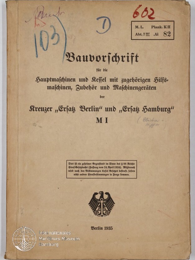 Gebräuntes Deckblatt eines technischen Handbuchs von 1935 mit dem Titel „Bauvorschrift“ für die Hauptmaschinen und Kessel der Kreuzer „Ersatz Berlin“ und „Ersatz Hamburg“ (M I), mit handschriftlichen Nummern und Stempeln, einem kleinen Aufkleber oben rechts, dem Reichsadler und dem Logostempel des Internationalen Maritimen Museums Hamburg.