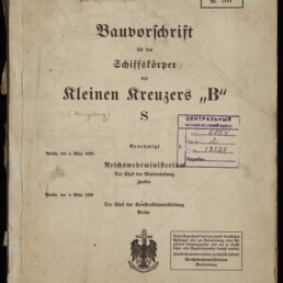Deckblatt eines vergilbten Behördenmanuskripts von 1926 mit dem Titel Bauvorschrift für den Schiffskörper des kleinen Kreuzers „B“ S, versehen mit handschriftlichen Notizen, roten und violetten Archivstempeln, einem Reichsadler-Emblem und dem Logo des Internationalen Maritimen Museums Hamburg
