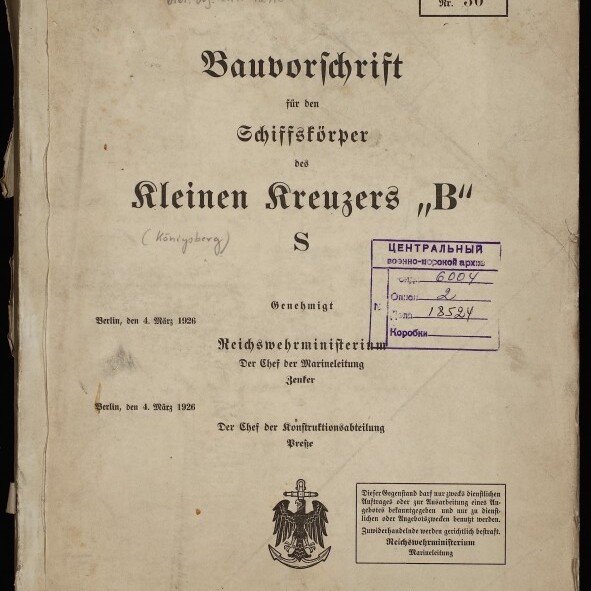 Deckblatt eines vergilbten Behördenmanuskripts von 1926 mit dem Titel Bauvorschrift für den Schiffskörper des kleinen Kreuzers „B“ S, versehen mit handschriftlichen Notizen, roten und violetten Archivstempeln, einem Reichsadler-Emblem und dem Logo des Internationalen Maritimen Museums Hamburg