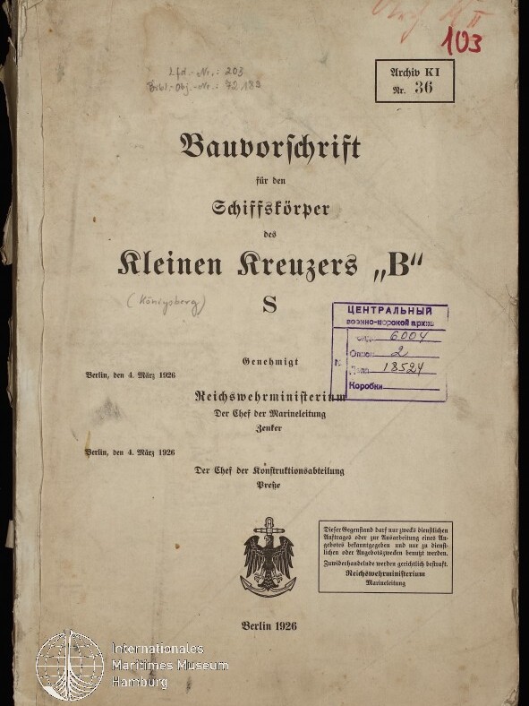 Deckblatt eines vergilbten Behördenmanuskripts von 1926 mit dem Titel Bauvorschrift für den Schiffskörper des kleinen Kreuzers „B“ S, versehen mit handschriftlichen Notizen, roten und violetten Archivstempeln, einem Reichsadler-Emblem und dem Logo des Internationalen Maritimen Museums Hamburg