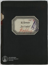 Schwarzer Buchband mit mittig aufgeklebtem, achteckigen Etikett beschriftet mit „Kl. Kreuzer ‚Ers. Condor‘“, roter Handschrift und lila Stempel, links unten Logo des Internationalen Maritimen Museums Hamburg.
