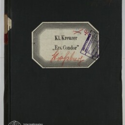 Schwarzer Buchband mit mittig aufgeklebtem, achteckigen Etikett beschriftet mit „Kl. Kreuzer ‚Ers. Condor‘“, roter Handschrift und lila Stempel, links unten Logo des Internationalen Maritimen Museums Hamburg.