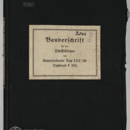 Schwarzer Leineneinband mit einem mittig aufgeklebten, beigen Etikett in alter Schrift: »Bauvorschrift für den Schiffskörper der Unterseeboote Typ IX C/40 Typboot U 183«, mit handschriftlicher Markierung oben rechts und Museumslogo unten links.