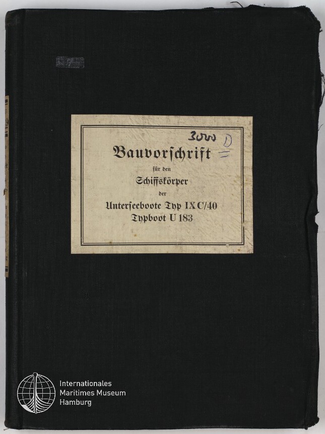 Schwarzer Leineneinband mit einem mittig aufgeklebten, beigen Etikett in alter Schrift: »Bauvorschrift für den Schiffskörper der Unterseeboote Typ IX C/40 Typboot U 183«, mit handschriftlicher Markierung oben rechts und Museumslogo unten links.