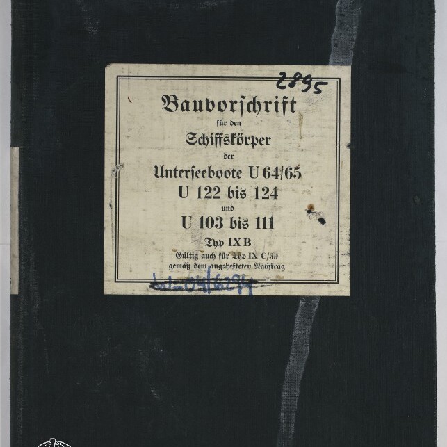 Schwarzer Leinenbucheinband mit mittig aufgeklebtem, vergilbtem Rechtecketikett, auf dem in Frakturschrift der Titel „Bauvorschrift“ und Angaben zu Unterseebooten (U 64/65, U 122–124, U 103–111, Typ IX B) sowie handschriftliche Nummern und Gebrauchsspuren zu sehen sind; unten links Logo des Internationalen Maritimen Museums Hamburg.