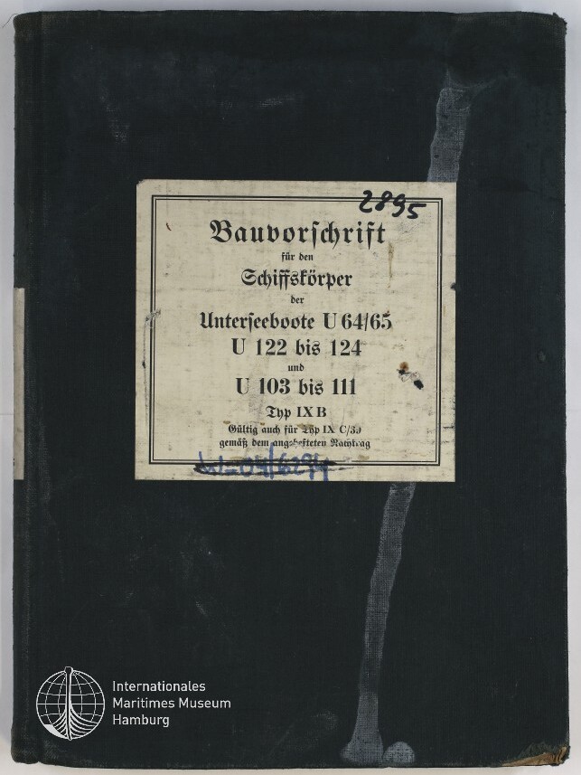 Schwarzer Leinenbucheinband mit mittig aufgeklebtem, vergilbtem Rechtecketikett, auf dem in Frakturschrift der Titel „Bauvorschrift“ und Angaben zu Unterseebooten (U 64/65, U 122–124, U 103–111, Typ IX B) sowie handschriftliche Nummern und Gebrauchsspuren zu sehen sind; unten links Logo des Internationalen Maritimen Museums Hamburg.