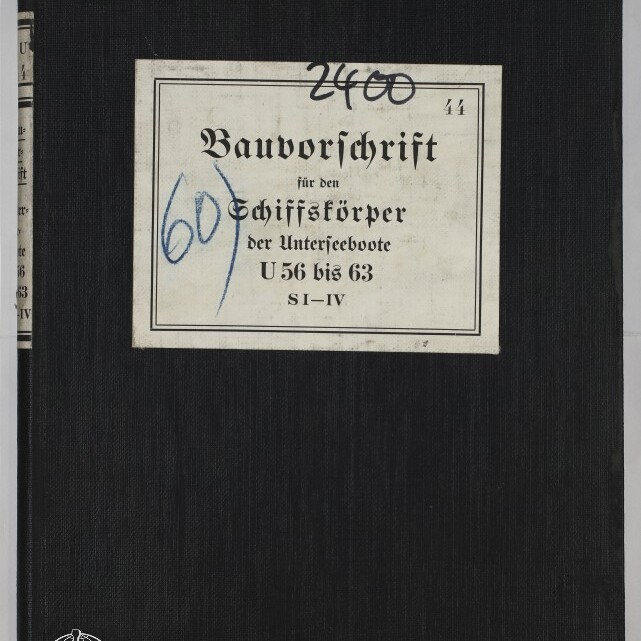 Schwarz gebundenes Buch mit zentriertem weißen Etikett, darauf in Frakturschrift der Titel ‚Bauvorschrift für den Schiffskörper der Unterseeboote U56 bis 63 S I–IV‘, handschriftliche blaue Zahl ‚60‘ und schwarze Zahl ‚2400‘ sowie kleines ‚44‘ oben rechts auf dem Etikett und weißes Museumslogo ‚Internationales Maritimes Museum Hamburg‘ unten links.