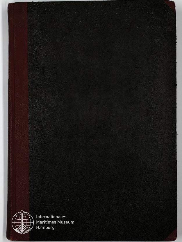 Schwarzes, gebundenes Buch mit dunkelrotem Rücken und lederähnlicher Oberfläche auf hellem Hintergrund; unten links weißes Logo und Schriftzug des Internationalen Maritimen Museums Hamburg.