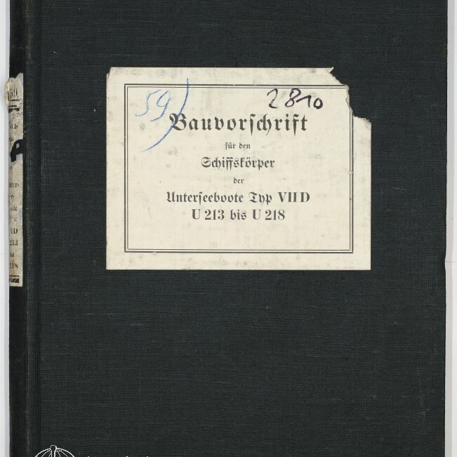 Schwarzer Leineneinband eines Buchs mit rechteckigem, oben rechts leicht eingerissenem weißen Etikett, auf dem in Frakturschrift und Handschrift die Nummern 2810 und 59 sowie der Titel „Bauvorschrift für den Schiffskörper der Unterseeboote Typ VIID U 213 bis U 218“ zu lesen sind; unten links das Logo und der Schriftzug des Internationalen Maritimen Museums Hamburg.