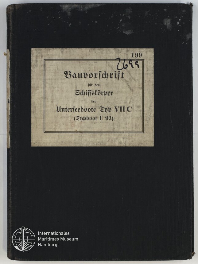 Schwarz bezogener Buchumschlag mit einem vergilbten, leicht verschmutzten beige Etikett in Frakturschrift: „Bauvorschrift für den Schiffskörper der Unterseeboote Typ VIIC (Typboot U 93)“, handschriftliche Zahl „2699“ und gedruckte „199“ oben rechts sowie dem Logo des Internationalen Maritimen Museums Hamburg unten links.