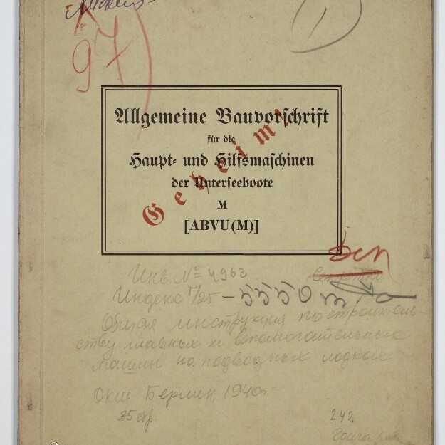 Vergilbtes Titelblatt einer technischen Dienstvorschrift in Frakturschrift mit dem Text 'Allgemeine Bauvorschrift für die Haupt- und Hilfsmaschinen der Unterseeboote M [ABVU(M)]', versehen mit roten Stempeln (darunter 'Geheim'), handschriftlichen Anmerkungen, Zahlennotierungen oben rechts und dem Signet des Internationalen Maritimen Museums Hamburg unten links.