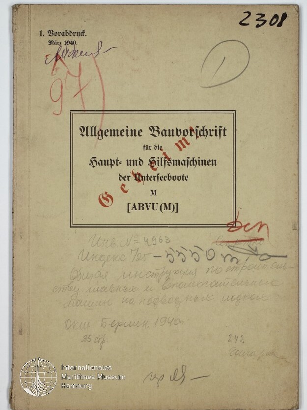 Vergilbtes Titelblatt einer technischen Dienstvorschrift in Frakturschrift mit dem Text 'Allgemeine Bauvorschrift für die Haupt- und Hilfsmaschinen der Unterseeboote M [ABVU(M)]', versehen mit roten Stempeln (darunter 'Geheim'), handschriftlichen Anmerkungen, Zahlennotierungen oben rechts und dem Signet des Internationalen Maritimen Museums Hamburg unten links.