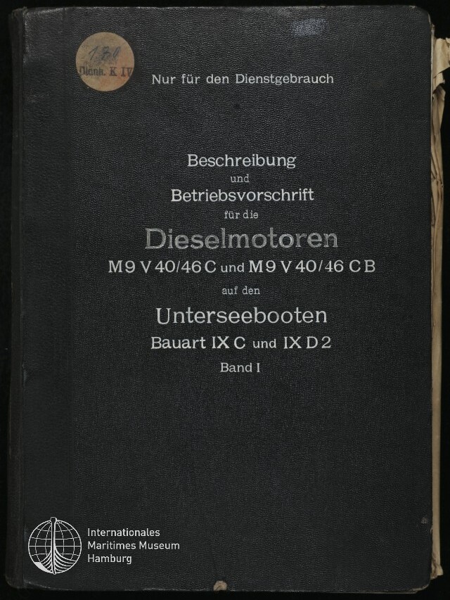 Schwarzer, leicht abgenutzter Bucheinband mit weißer deutscher Aufschrift über Dieselmotoren für Unterseeboote (M9 V 40/46 C und M9 V 40/46 C B), rundem Aufkleber oben links und Logo des Internationalen Maritimen Museums Hamburg unten links.