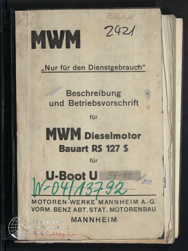 Verwittertes Beleg-Cover mit schwarzem Buchrücken, großem MWM-Logo oben, dem Schriftzug „Nur für den Dienstgebrauch“ und dem Titel „Beschreibung und Betriebsvorschrift für MWM Dieselmotor Bauart RS 127 S für U-Boot U“, handschriftlichen Notizen und grüner Stempelnummer W-041/13792 sowie dem Logo des Internationalen Maritimen Museums unten links.