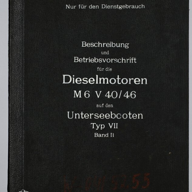 Schwarzer Handbuchumschlag mit weißer deutscher Beschriftung ‚Nur für den Dienstgebrauch – Beschreibung und Betriebsvorschrift für die Dieselmotoren M6 V 40/46 auf den Unterseebooten Typ VII Band II‘, rotem Stempelansatz im unteren Bereich und dem Logo des Internationalen Maritimen Museums Hamburg unten links.