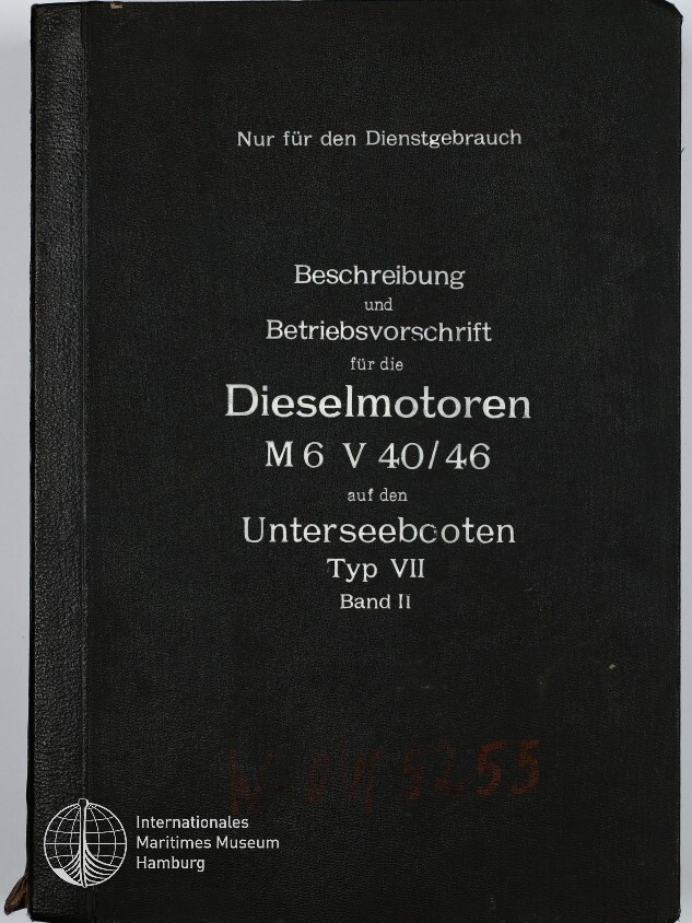 Schwarzer Handbuchumschlag mit weißer deutscher Beschriftung ‚Nur für den Dienstgebrauch – Beschreibung und Betriebsvorschrift für die Dieselmotoren M6 V 40/46 auf den Unterseebooten Typ VII Band II‘, rotem Stempelansatz im unteren Bereich und dem Logo des Internationalen Maritimen Museums Hamburg unten links.