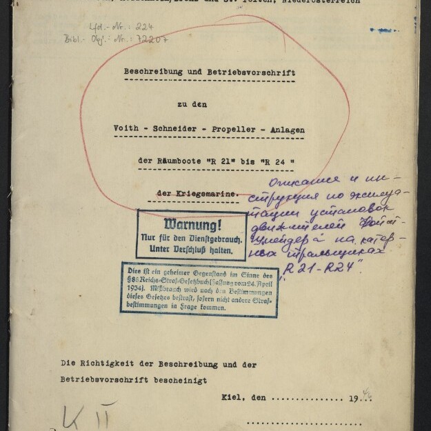 Gealterte Deckseite einer technischen Anleitung mit maschinengetipptem Titel „Beschreibung und Betriebsvorschrift zu den Voith‑Schneider‑Propeller‑Anlagen“, rot umkreistem Mittelteil, blauem „Warnung! Nur für den Dienstgebrauch“-Stempel, handschriftlichen russischen Notizen in violett und Museumsstempel des Internationalen Maritimen Museums Hamburg unten links.