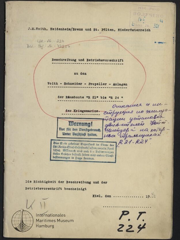 Gealterte Deckseite einer technischen Anleitung mit maschinengetipptem Titel „Beschreibung und Betriebsvorschrift zu den Voith‑Schneider‑Propeller‑Anlagen“, rot umkreistem Mittelteil, blauem „Warnung! Nur für den Dienstgebrauch“-Stempel, handschriftlichen russischen Notizen in violett und Museumsstempel des Internationalen Maritimen Museums Hamburg unten links.
