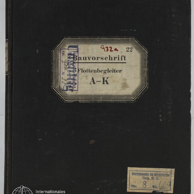 Schwarzer Leineneinband eines alten Buchs mit mittig aufgeklebtem cremefarbenem Etikett mit Rahmen und der Aufschrift „Bauvorschrift Flottenbegleiter A–K“, mehreren Stempeln und handschriftlicher roter Nummer sowie kleinem rechteckigem Stempel unten rechts und Museum-Logo unten links.