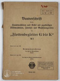 Vergilbtes Deckblatt einer deutschen Dienstvorschrift von 1935 mit großem Frakturtitel „Bauvorschrift … der ‚Flottenbegleiter G bis K‘“, Reichsadler-Emblem, Archivstempel oben rechts, roter Handnotiz und Wasserzeichen des Internationalen Maritimen Museums Hamburg unten links.