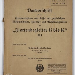 Vergilbtes Deckblatt einer deutschen Dienstvorschrift von 1935 mit großem Frakturtitel „Bauvorschrift … der ‚Flottenbegleiter G bis K‘“, Reichsadler-Emblem, Archivstempel oben rechts, roter Handnotiz und Wasserzeichen des Internationalen Maritimen Museums Hamburg unten links.