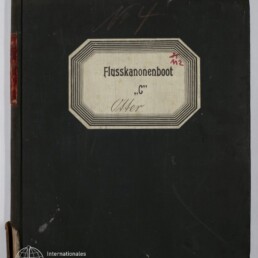 Schwarzer Leinenband mit mittig aufgeklebtetem, mehrlagig gerahmtem weißen Etikett, auf dem „Flusskanonenboot ‚C‘“ und handschriftliche Notizen stehen; abgenutzte Ecken und das Logo des Internationalen Maritimen Museums Hamburg unten links.