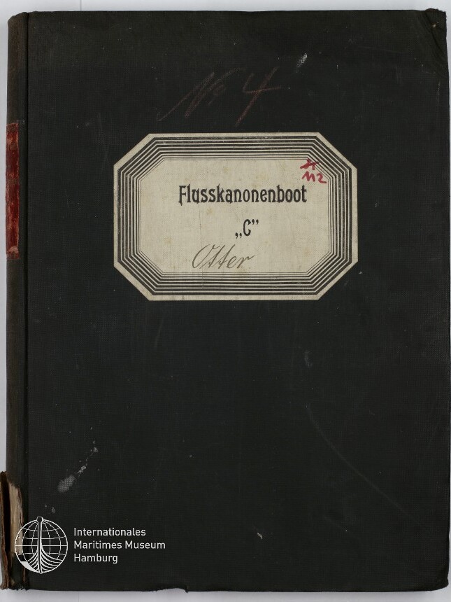 Schwarzer Leinenband mit mittig aufgeklebtetem, mehrlagig gerahmtem weißen Etikett, auf dem „Flusskanonenboot ‚C‘“ und handschriftliche Notizen stehen; abgenutzte Ecken und das Logo des Internationalen Maritimen Museums Hamburg unten links.