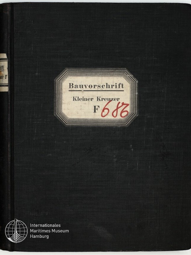 Schwarz bezogenes Buch mit mittig aufgeklebtem elfenbeinfarbenem Etikett, auf dem gedruckt steht Bauvorschrift Kleiner Kreuzer F und das rote handschriftliche Kürzel 686; schmaler Rückenaufkleber und weißes Museumssignet Internationales Maritimes Museum Hamburg unten links.