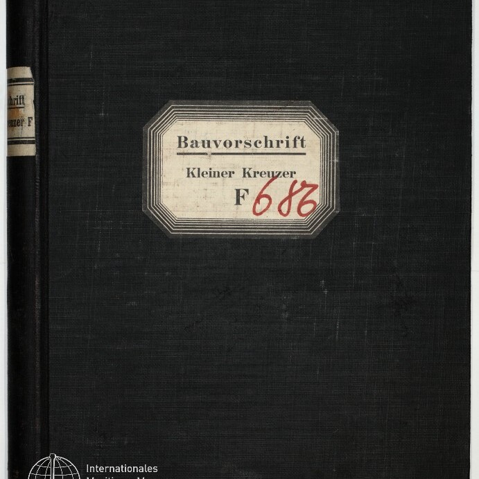 Schwarz bezogenes Buch mit mittig aufgeklebtem elfenbeinfarbenem Etikett, auf dem gedruckt steht Bauvorschrift Kleiner Kreuzer F und das rote handschriftliche Kürzel 686; schmaler Rückenaufkleber und weißes Museumssignet Internationales Maritimes Museum Hamburg unten links.