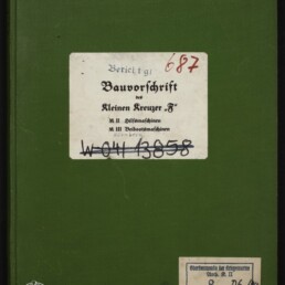 Grüner Hardcover-Einband mit mittig aufgeklebtem weißen Etikett in Frakturschrift 