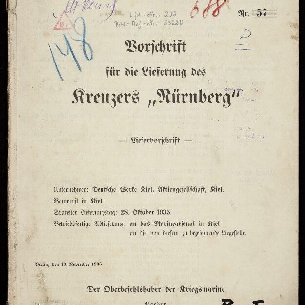 Deckblatt einer historischen Dienstvorschrift mit dem in Frakturschrift gedruckten Titel „Vorschrift für die Lieferung des Kreuzers ‚Nürnberg‘“, handschriftlichen Nummern und Stempeln (große blaue 148, rote 688, unten rechts P.T. 233), gedruckten Angaben zu Auftraggeber und Datum (Berlin, 19. November 1935) sowie Museumsstempel unten links.