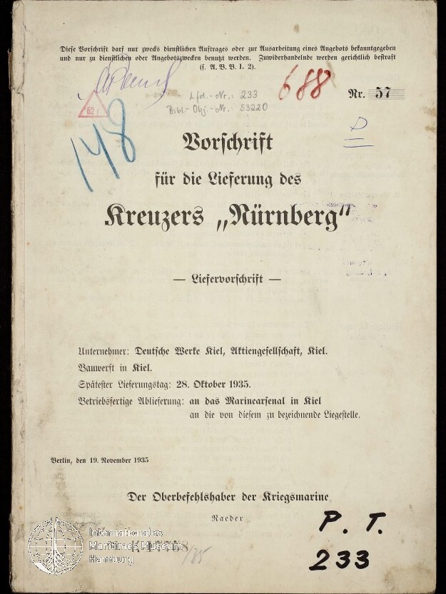 Deckblatt einer historischen Dienstvorschrift mit dem in Frakturschrift gedruckten Titel „Vorschrift für die Lieferung des Kreuzers ‚Nürnberg‘“, handschriftlichen Nummern und Stempeln (große blaue 148, rote 688, unten rechts P.T. 233), gedruckten Angaben zu Auftraggeber und Datum (Berlin, 19. November 1935) sowie Museumsstempel unten links.
