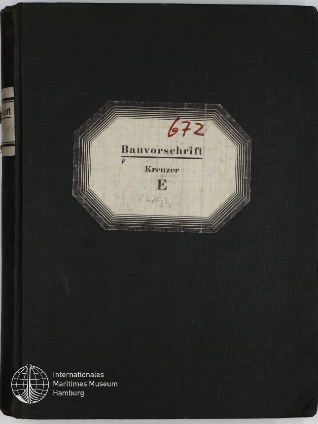 Schwarzer Buchumschlag mit achtseitigem Etikett, auf dem in Druckschrift 'Bauvorschrift Kreuzer E' steht und oben rot handschriftlich die Zahl 672 vermerkt ist; links unten weißes Logo des Internationalen Maritimen Museums Hamburg.