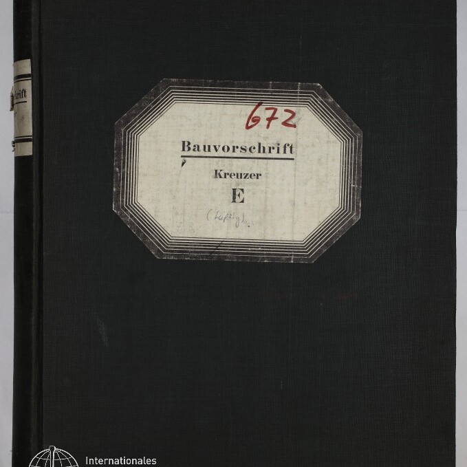 Schwarzer Buchumschlag mit achtseitigem Etikett, auf dem in Druckschrift 'Bauvorschrift Kreuzer E' steht und oben rot handschriftlich die Zahl 672 vermerkt ist; links unten weißes Logo des Internationalen Maritimen Museums Hamburg.