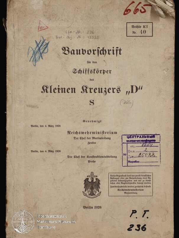 Vergilbtes Titelblatt einer deutschen Bauvorschrift für den Schiffskörper des kleinen Kreuzers „D“ S (Berlin 1926) mit handschriftlichen Notizen und Nummern, roten und lila Stempeln (kyrillischer Eingangsstempel), Reichsadler-Emblem und Museumssiegel unten links.