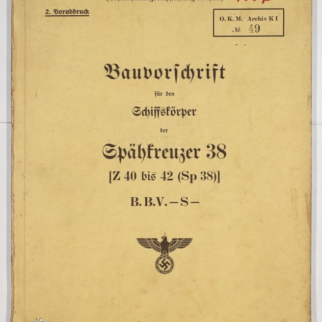 Vergilbtes Titelblatt eines deutschen Marinedokuments von 1941 mit dem Titel „Bauvorschrift für den Schiffskörper der Spähkreuzer 38“ in schwarzer Frakturschrift, mehreren Stempel- und Handnotizen oben, dem Reichsadler mit Hakenkreuz in der Mitte und einem Stempel des Internationalen Maritimen Museums Hamburg unten links.