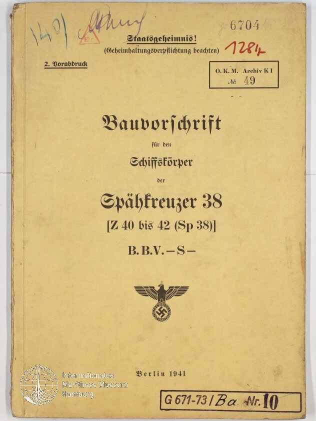 Vergilbtes Titelblatt eines deutschen Marinedokuments von 1941 mit dem Titel „Bauvorschrift für den Schiffskörper der Spähkreuzer 38“ in schwarzer Frakturschrift, mehreren Stempel- und Handnotizen oben, dem Reichsadler mit Hakenkreuz in der Mitte und einem Stempel des Internationalen Maritimen Museums Hamburg unten links.