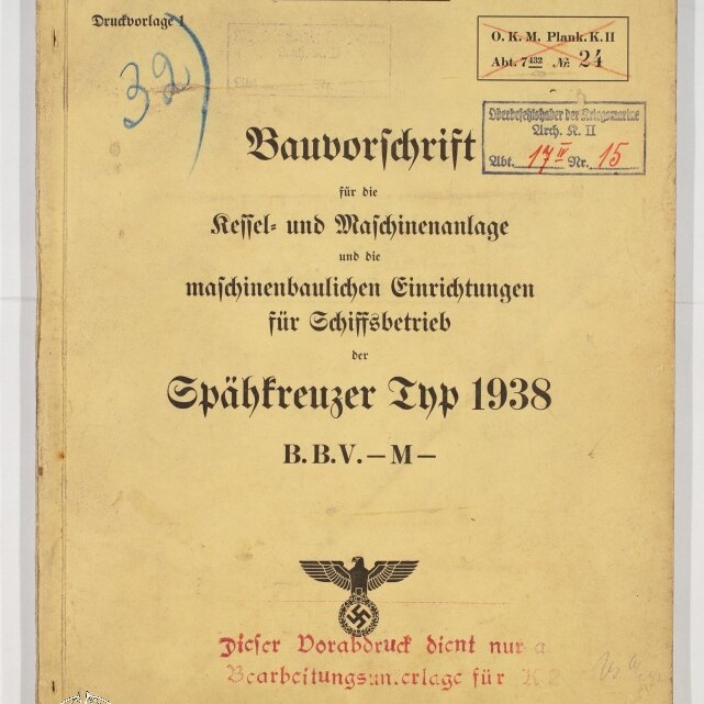 Umschlag eines technischen Dokuments von 1940: vergilbtes Blatt mit dem Titel 'Bauvorschrift ... Spähkreuzer Typ 1938', mehreren Stempeln und handschriftlichen Markierungen sowie einem aufgedruckten Reichsadler mit Hakenkreuz.