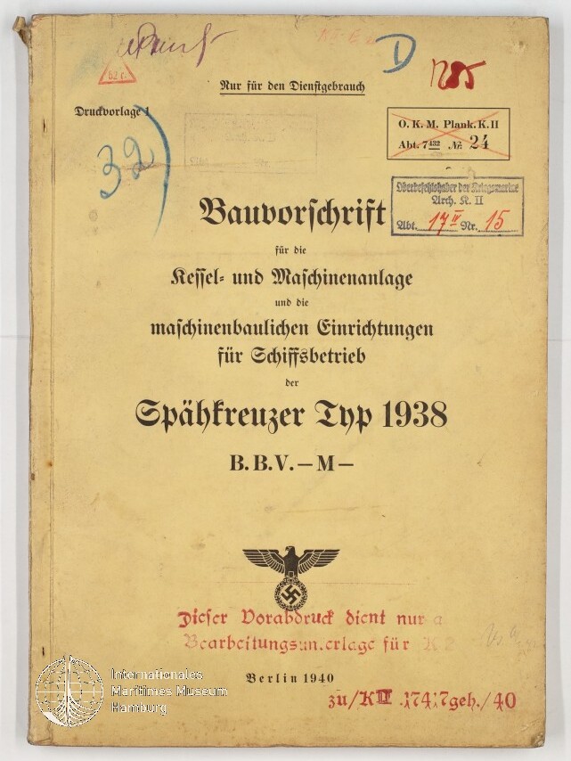 Umschlag eines technischen Dokuments von 1940: vergilbtes Blatt mit dem Titel 'Bauvorschrift ... Spähkreuzer Typ 1938', mehreren Stempeln und handschriftlichen Markierungen sowie einem aufgedruckten Reichsadler mit Hakenkreuz.