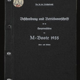 Schwarzer Leineneinband eines Hefts mit weißer Frakturaufschrift 