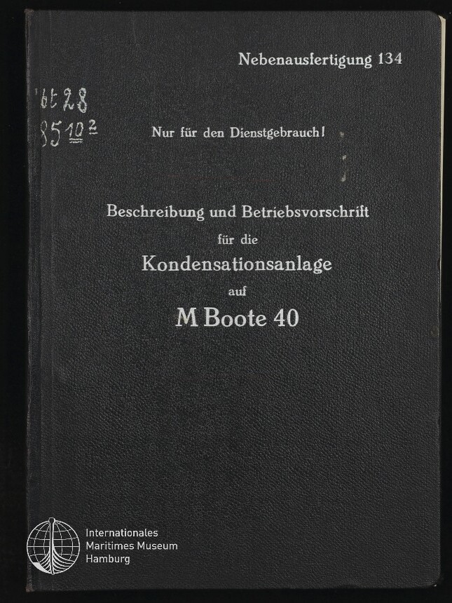 Schwarzer Einband eines Dienstvorschriftshefts mit weißer Beschriftung: oben rechts „Nebenausfertigung 134“, darunter „Nur für den Dienstgebrauch!“, Titeltext „Beschreibung und Betriebsvorschrift für die Kondensationsanlage auf M Boote 40“, links oben Bleistiftkritzeleien und unten links das Logo des Internationalen Maritimen Museums Hamburg