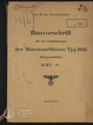 Vergilbtes Titelblatt eines Diensthandbuchs mit dem Titel „Bauvorschrift für den Schiffskörper der Minensuchboote Typ 1943“, handschriftlichen und gestempelten Nummern, dem Reichsadler mit Hakenkreuz in der Mitte, dem Orts- und Jahresvermerk Berlin 1944 sowie einem Wasserzeichen des Internationalen Maritimen Museums Hamburg.