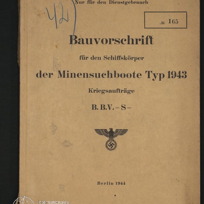 Vergilbtes Titelblatt eines Diensthandbuchs mit dem Titel „Bauvorschrift für den Schiffskörper der Minensuchboote Typ 1943“, handschriftlichen und gestempelten Nummern, dem Reichsadler mit Hakenkreuz in der Mitte, dem Orts- und Jahresvermerk Berlin 1944 sowie einem Wasserzeichen des Internationalen Maritimen Museums Hamburg.