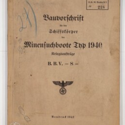Buchdeckel eines stark gealterten Diensthefts mit dem Titel „Bauvorschrift für den Schiffskörper der Minensuchboote Typ 1940, Kriegsaufträge B.B.V. – S –“, gedrucktem Reichsadler mit Hakenkreuz, handschriftlichen Einträgen, Stempeln und dem Vermerk „Neudruck 1942“