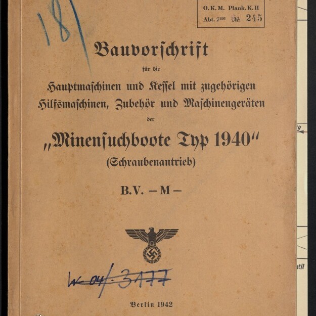 Vergilbte Titelseite eines deutschen Marine‑Bauvorschriftshefts mit dem Titel „Minensuchboote Typ 1940“ (Berlin 1942), gedruckten Frakturschriftzügen, Stempel‑ und Handschrifteinträgen sowie einem Reichsadler mit Hakenkreuz.