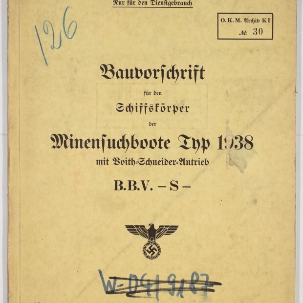Umschlag einer deutschen Dienstvorschrift (Berlin 1939) mit dem Titel »Bauvorschrift für den Schiffskörper der Minensuchboote Typ 1938« in Frakturschrift, mehreren Stempeln und handschriftlichen Markierungen sowie einem Reichsadler mit Hakenkreuz.
