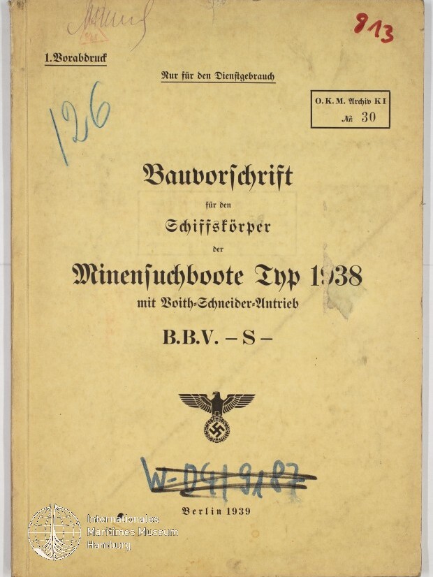 Umschlag einer deutschen Dienstvorschrift (Berlin 1939) mit dem Titel »Bauvorschrift für den Schiffskörper der Minensuchboote Typ 1938« in Frakturschrift, mehreren Stempeln und handschriftlichen Markierungen sowie einem Reichsadler mit Hakenkreuz.