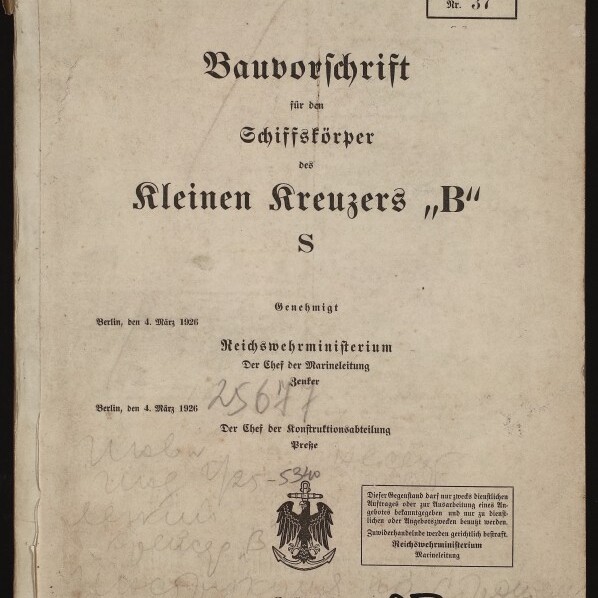 Vergilbtes Deckblatt einer Dienstschrift mit Frakturtitel „Bauvorschrift für den Schiffskörper des kleinen Kreuzers ‚B‘ S“, handschriftlichen Notizen, mehreren Stempeln (u.a. ‚Archiv K1 Nr. 37‘), Reichsadler-Emblem, Datum ‚Berlin 1926‘ und Siegel des Internationalen Maritimen Museums Hamburg.